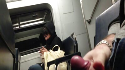 ප්‍රමාණයෙන් තනපුඩු සහිත රතු හිසක් ඇගේ පුකේට කෙලවෙමින් තිබේ